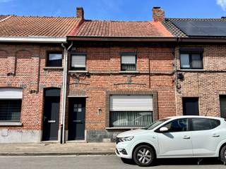 Dit eigendom in Hamme biedt een interessante opportuniteit voor investeerders of kopers met renovatieplannen. Het pand is opgetrokken in...