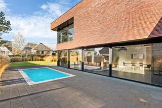 Deze recente en stijlvolle woning, gebouwd in 2019, combineert comfortabel wonen met professioneel werken aan huis. Gelegen op een ruim perceel...