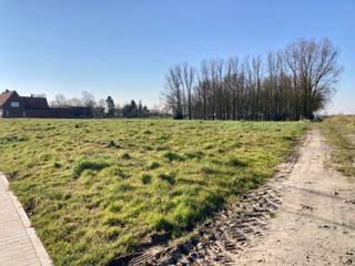 Deze rustige, centraal gelegen bouwgrond voor open bebouwing vind je op 2 km van het centrum van Ruddervoorde en op 1,5 km van de oprit van de autosnelweg. Grote troeven zijn de landelijke ligging, het mooie uitzicht en de vlotte bereikbaarheid. We bieden je tal van mogelijkheden om hier jouw droomwoning op maat te realiseren. Benieuwd? Contacteer ons en ontdek alle mogelijkheden. Vraag ook jouw gratis inspiratieboek.