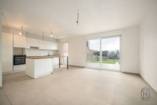 Te Koop: nieuwbouwwoning met 3 slpk, tuin, garage en prachtig uitzicht.<br /><br />Op een mooie, rustige locatie op Tiegemberg ontdek je deze instapklare nieuwbouwwoning, met open uitzicht en aparte garage. <br />De woning combineert een kwalitatieve afwerking met energiezuinige technieken. Mogelijkheid aankoop verlaagd btw-tarief van 6% (onder voorwaarden).<br /><br />Wat maakt deze woning uniek?<br />INDELING: gelijkvloers: inkomhal, toilet, ruime lichtrijke leefruimte met open volledig ingerichte keuken met zicht op de tuin, praktische berging/wasplaats. <br />De bovenverdieping telt 3 slaapkamers, badkamer en een extra afzonderlijk toilet. <br /><br />De woning beschikt over vloerverwarming en een warmtepompinstallatie.<br /><br />Voor wie is dit ideaal?<br />Perfect voor gezinnen of koppels die willen wonen op een rustige, groene locatie met open uitzichten en tegelijk willen genieten van modern wooncomfort en energiezuinigheid.<br /><br />Te koop via Immo Beguin, jouw vastgoedexpert sinds 2009, met kantoren in Ronse, Waregem, Kortrijk, Deinze, Doornik en Lessines.<br /><br />Bezoek na afspraak: arne@immobeguin.be