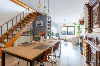 <p>Bent u op zoek naar een instapklare woning met 3 slaapkamers, een ruime tuin, een oprit en een garage in Wondelgem? Dan hebben wij precies wat u zoekt!</p><p>De woning is gelegen in de Molenstraat in Wondelgem, een aangename woonomgeving met een vlotte verbinding naar het centrum van Gent. In de nabije omgeving vindt u diverse winkels, supermarkten, scholen en horecazaken, evenals alle nodige voorzieningen voor het dagelijkse leven. Ook het openbaar vervoer is vlot bereikbaar, met tramverbindingen richting het centrum van Gent. Dankzij de nabijheid van de R4 bereikt u bovendien gemakkelijk de belangrijkste invalswegen en omliggende gemeenten. Zo combineert deze ligging het comfort van wonen in een aangename buurt met een vlotte bereikbaarheid en de nabijheid van het bruisende stadsleven.</p><p>Indeling:<br />Gelijkvloers:<br />Bij binnenkomst komt u terecht in de inkomhal, die toegang biedt tot de lichtrijke leefruimte. Vanuit de leefruimte bereikt u zowel de veranda als de keuken. Aansluitend op de keuken bevindt zich het gastentoilet. De veranda biedt een mooi zicht op de ruime tuin en geeft toegang tot de garage. In de tuin vindt u bovendien verschillende bijgebouwen, waaronder bergruimtes en een gezellige bar.<br />1ste verdieping:<br />Via de trap in de leefruimte bereikt u de nachthal, die toegang biedt tot twee slaapkamers. Eén van deze slaapkamers beschikt over een ensuite badkamer.<br />2de verdieping:<br />Op de tweede verdieping bevindt zich een ruime hal die perfect kan worden ingericht als bureauruimte. Van hieruit bereikt u de derde slaapkamer en een tweede badkamer.</p><p>Extra troeven<br />De woning is volledig instapklaar en ook de bovenste verdiepingen werden gerenoveerd. Met drie slaapkamers, twee badkamers, een ruime tuin, een oprit en een garage biedt deze woning heel wat comfort en praktische mogelijkheden.</p><p>Interesse? Contacteer ons gerust voor meer informatie of om een bezoek in te plannen.</p>