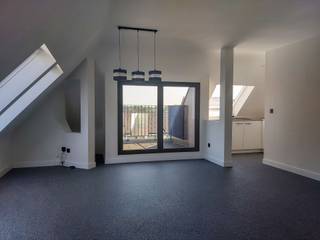 <p><span>In deze mooie, verzorgde residentie bieden wij u met plezier dit appartement met 1 slaapkamer aan.</span></p><p><span>Ideale ligging: het centrum van Maasmechelen en alle basisvoorzieningen binnen handbereik!</span></p><p><span>Het appartement is gelegen op de zolderverdieping en geniet van een aangename lichtinval. Er is een lift in het gebouw aanwezig die toegankelijk is tot de verdieping net onder het appartement, het laatste stukje is bereikbaar via de trap.</span></p><p><span>De studio beschikt over een moderne keuken en een vernieuwde badkamer. De vloeren zijn afgewerkt met stijlvol steentapijt, wat zorgt voor een tijdloze en onderhoudsvriendelijke uitstraling.</span></p><p><span>Verder beschikt het appartement over een privatieve parkeerplaats, wat zorgt voor extra comfort en gemak.</span></p><p><span>Troeven:</span></p><ul><li><span>Epc C label</span></li><li><span>EK conform tot 2044</span></li><li><span>Moderne keuken en badkamer</span></li><li><span>Rustige residentie</span></li><li><span>Privatieve parkeerplaats inbegrepen</span></li></ul><p><span> </span></p><p><span>Ideaal als starterswoning of investering! Interesse? </span></p><p><span>Neem gerust contact op voor meer informatie of het inplannen van een bezichtiging: 0484.35.70.31 of diana@jemar.be! </span></p>