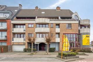 <p>Gerenoveerd appartement met EPC A!<br />Te koop: gerenoveerd, lichtrijk en praktisch ingedeeld appartement op een strategisch zeer goede locatie. <br />Indeling: inkomhal, toilet, 2 slaapkamers (met zicht op groen), badkamer, leefruimte, keuken en berging. Mooi zuidgericht terras met open zicht. <br />Het raam van de leefruimte is voorzien van een elektrische screen voor extra comfort en privacy. Vliegenramen aanwezig. Centrale verwarming op basis van aardgas (condenserende ketel van 2018).<br />Nog enkele troeven: EPC met A-label, elektrische installatie conform en asbestveilig! Veel parkeermogelijkheden in de nabije omgeving.<br />Ligging: vlakbij alle mogelijke faciliteiten / winkels alsook het treinstation. Goede busverbinding. Zeer vlotte bereikbaarheid richting autosnelweg E40.<br />Prachtig woonappartement of ideale investering! Neem nu contact op via het nummer 054 23 53 83 of per mail info@localsvastgoed.be</p>