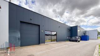 <strong>Instapklare KMO-unit</strong> van <strong>665 m²</strong> op een strategische locatie in Puurs.<br /><br />De unit omvat <strong>390 m² magazijnruimte</strong> aangevuld met een <strong>mezzanine van 85 m² </strong> (vrije hoogte 3,10 m, draagvermogen 500 kg/m²) en <strong>190 m² kantoorruimte</strong>.<br /><br />Het magazijn is uitgerust met een<strong> vrije hoogte van 6m</strong> en een <strong>sectionaalpoort</strong> van 4 m breed x 4,5 m hoog en beschikt over <strong>gasgestookte aerothermen</strong>, persluchtleidingen, een voorziening voor een rolbrug en een elektrische aansluiting van <strong>3 x 250A</strong>.<br /><br />De kantoren zijn uitgerust met een vergaderruimte, een open-office, verschillende individuele burelen, een sanitaire voorziening, en keuken met eetruimte.<br /><br />Het gebouw werd recent grondig gemoderniseerd met onder meer een vernieuwde elektrische installatie en brandbeveiliging, een<strong> glazen wand</strong> op de mezzanine, extra raampartijen, een nieuwe keuken en een volledige schilderbeurt. Dankzij de nieuwe PV-installatie met <strong>38 zonnepanelen</strong> scoort het pand ook uitstekend op vlak van duurzaamheid. Verder beschikt het over <strong>8 privatieve parkeerplaatsen</strong>, met mogelijkheid tot uitbreiding naar 10 plaatsen.<br /><br />De uitstekende ligging nabij de <strong>A12,</strong> met vlotte verbindingen naar de N16 en N17, garandeert een optimale bereikbaarheid richting Antwerpen, Brussel en Sint-Niklaas.<br /><br />De huidige gebruiker,<strong> STIKR</strong>, zet activiteiten verder en zal uiterlijk bij akte het gebouw .<br /><br />Contacteer <strong>PANORAMA B2B</strong> voor meer informatie of een vrijblijvend plaatsbezoek via <strong>03 225 03 03</strong>.