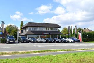 Op een makkelijk bereikbare locatie langs een belangrijke verbindingsweg vinden we dit veelzijdige handelspand met bovenliggend appartement. Dankzij de grote glaspartijen beschikt het pand over een uitstekende visibiliteit. Ook de ruime parkeermogelijkheden en de praktische laad- en losmogelijkheden vormen een belangrijke troef.<br /><br />Indeling handelspand:<br />Het gelijkvloers omvat een commerciële ruimte met showroom, wachtzaal en bureauruimte. Achteraan bevindt zich een ruime atelier-/werkruimte, voorzien van een elektrische sectionale poort, wat zorgt voor een vlotte toegang.<br /><br />Achteraan het pand is bovendien heel wat extra parkeerruimte beschikbaar, wat het geheel bijzonder praktisch maakt voor klanten, medewerkers of het stallen van voertuigen.<br /><br />Het volledige pand is bovendien onderkelderd, waarbij de kelder momenteel wordt gebruikt als stock.<br /><br />Een grote meerwaarde is het ruime appartement met een volledig aparte toegang, waardoor wonen en werken hier op een aangename manier kunnen worden gecombineerd. Via de aparte inkomdeur is er rechtstreeks toegang tot de eerste verdieping.<br /><br />Indeling als volgt:<br />Het appartement omvat een inkomhal met gastentoilet, een lichtrijke leefruimte en een volledig uitgeruste open keuken. Verder zijn er 3 slaapkamers en een badkamer met combi bad/douche, lavabo en aansluiting voor de wasmachine.<br /><br />Een veelzijdig eigendom met commerciële mogelijkheden, ruime werk- en opslagruimte, uitstekende visibiliteit, parkeergelegenheid én een volwaardig woongedeelte.<br /><br />EXTRA TROEVEN: zonnepanelen, regenwaterput, apart circuit nutsvoorzieningen commercieel pand / appartement, ...<br /><br />Onze ref. DEV5217