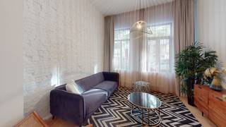 <p>Uitzonderlijk triplex-appartement ca. 138 m2 gelegen op wandelafstand van de Marnixplaats op het Zuid. <br /><br />Indeling: verdieping 0: leef- en woonruimte met open keuken voorzien van alle comfort. Aansluitend bergruimte met aansluiting voor wasmachine - en droogkast. Verder zeer ruim en zonnig terras. Nachthal met separaat toilet naar de eerste royale slaapkamer met ensuite badkamer voorzien van inloopdouche.<br />Verdieping 1: tweede royale slaapkamer met badkamer voorzien van ligbad en tweede toilet. <br />Verdieping 2: Derde slaapkamer, ideaal als bureau of ontspanningsruimte.<br /><br /><br />Het appartement is gelegen op toplocatie te Antwerpen Zuid, vlakbij de uitvalswegen en is tevens onderdeel van een kleinschalige project. Het volledige pand werd volledige vernieuwd de dato 2023 met behoud van authenthieke materialen en mooie parketvloeren. <br /><br />In de huurprijs is een kelderberging inbegrepen. <br /><br />De gemeenschappelijke kosten bedragen 80 euro per maand.<br /><br />Bijzonderheden; <br />- Wonen pal op het trendy Antwerpen Zuid<br />- Individuele verwarming op gas<br />- Zeer karaktervol door behoud van oude elementen</p>
<p><br /><br /></p>