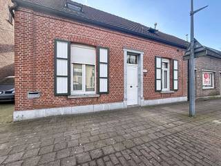 Indeling als volgt:- Open leefruimte opgedeeld in een gezellige zit- en eethoek.- Grote, open keuken met directe aansluiting naar de veranda, wat zorgt voor veel lichtinval.- Drie slaapkamers, waarvan er zich handig één op het gelijkvloers bevindt.- Badkamer uitgerust met een ligbad, enkele lavabo, toilet en de nodige aansluitingen voor een wasmachine.- Kelderruimte voor extra koele berging.- Grote tuin met een bijgebouw voor extra opbergruimte.- Ruime garage met doorgang naar de tuinBijzonderheden:- Perceeloppervlakte: 557 m² (15m breed, 50m diep)- Bewoonbare oppervlakte: 180 m²- BJ: 1960.- Centrale ligging: Midden in het centrum van Wuustwezel met alle voorzieningen nabij.- EPC: F-label (renovatieplicht binnen 6 jaar)- Niet-asbestveilig- Elektrische keuring in aanvraag.- Investering: Het pand wordt momenteel verhuurd; vraag gerust naar de voorwaarden.Interesse in deze woning met diepe tuin in het centrum?Vraag je bezoek aan via veerle.pierar@dewaele.com of 03/369.42.50.(ver-)Kopen of (ver-)huren in de Noorderkempen?Met vragen kan u altijd bij ons terecht!Dewaele VastgoedDeze AI-visualisaties zijn bedoeld als inspiratie. Er werd geen rekening gehouden met technische specificaties, stedenbouwkundige voorschriften of de concrete mogelijkheden tot realisatie.Dit pand is onderworpen aan de renovatieverplichting van de Vlaamse overheid voor residentiële gebouwen (behoudens bij sloop binnen 5 jaar na de aankoop). Consulteer voor meer informatie de website van het Vlaams Energie- en Klimaatagentschap via https://www.vlaanderen.be/een-woning-kopen/renovatieverplichting-voor-residentiele-gebouwen