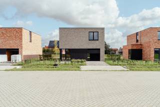 In de ‘Eggerstraat’, een rustige nieuwe woonstraat net buiten de dorpskern van Oostmalle bouwde Danneels deze <strong>prachtige open bebouwing </strong>op het lot 11.<br /><br />Deze moderne gezinswoning<strong> </strong>heeft een lichtrijke leefruimte, volledig ingerichte keuken en badkamer, drie <strong>ruime slaapkamers,</strong> garage, oprit, terras én een mooie omheinde tuin. <br /><br />Deze woning werd al wind- en waterdicht gerealiseerd en kan <strong>op korte termijn woonklaar</strong> worden afgewerkt. <br /><br />Jij kiest zelf jouw keuken- en badkamerinrichting en de vloer- en wandtegels bij onze partners. <br /><br />Een geothermische warmtepomp, zonnepanelen en een ventilatiesysteem met warmterecup zorgen voor een optimaal comfort en een lage energiefactuur.