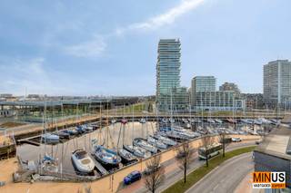 <p>TDeze instapklare duplex van ca. 130 m² is ideaal gelegen pal aan het station van Oostende, met trein, kusttram en bus in de onmiddellijke nabijheid. Een absolute topligging voor wie centraal wil wonen met maximale bereikbaarheid.</p>
<p>De leefruimtes bevinden zich op de zesde verdieping en bestaan uit een ruime, lichtrijke woonkamer met eetruimte en een volledig geïnstalleerde open keuken, aangevuld met een apart toilet en een praktische berging. Aansluitend geniet u van twee zonnige terrassen. Het oostgerichte terras aan de voorzijde biedt in de voormiddag zon en een fenomenaal uitzicht op de jachthaven, de Amandine en het historische stationsgebouw. Het westgerichte terras aan de achterzijde geniet zon van de middag tot de avond en kijkt uit op de spitsen van de Sint-Petrus-en-Pauluskerk.</p>
<p>Op de zevende verdieping bevinden zich drie volwaardige slaapkamers met inbouwkasten, een badkamer met inloopdouche, een tweede toilet en een lavabomeubel.</p>
<p>Het appartement werd gebouwd in 2001 en gerenoveerd in 2025. Dankzij het EPC-label A, privatieve zonnepanelen en een warmtepomp voor verwarming en koeling, die bovendien op afstand bedienbaar is, geniet u van een hoog wooncomfort en lage energiekosten. Verder zijn er een privatieve kelderberging en een gemeenschappelijke fietsenstalling.</p>
<p>Een unieke combinatie van ruimte, energiezuinigheid, zon en uitzicht op een uitzonderlijke centrale ligging aan de kust.</p>