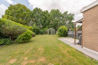 <p>Deze gezellige en trendy gezinswoning is gelegen in het hartje van Willebroek, waardoor winkels, scholen en horecazaken op wandelafstand zijn.</p><p></p><p>Uiteraard is er een uitstekende verbinding met de A12, N16 en E19. Je wordt verwelkomd in de gezellig inkomhal met gastentoilet. Hier voel je al meteen de warme en simplistische sfeer. De eyecatcher van de woning is zonder twijfel de lichtrijke leefruimte met zicht op de groene tuin. De aansluitende keuken werd volledig vernieuwd en voldoet aan alle comfort. Naast de keuken vind je de praktische bergplaats met aansluitingen voor een wasmachine. Onder de trap is nog een extra berging aanwezig. Op de eerste verdieping zijn 3 slaapkamers en een badkamer aanwezig. In de verzorgde tuin kom je tot rust op het aangelegd terras in een oase van groen. Bovendien is er achteraan de woning nog een extra uitweg van 1,5 meter.</p><p></p><p>Kortom de ideale starterswoning!</p><p></p><p>Meer info en documenten op www.malines-group.be</p>
