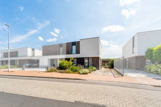 <p>Moderne halfopen bebouwing in een residentiële buurt in Zulte.</p>
<p> </p>
<p>Deze recente woning uit 2020 combineert hedendaags wooncomfort met een energiezuinig karakter dankzij het uitstekende EPC-label A+. De woning biedt een ruime en praktische indeling met 3 volwaardige slaapkamers, ideaal voor gezinnen of wie extra ruimte zoekt. De zuidgerichte tuin van 140 m² geniet van een aangenaam groen zicht. Dankzij de residentiële ligging woon je hier rustig, met een vlotte verbinding naar het centrum van Zulte en omliggende gemeenten. Een instapklare woning waar comfort, ruimte en duurzaamheid centraal staan.</p>
<p> </p>
<p>• Inkomhal met toegang tot de leefruimte<br />• Lichtrijke living met zicht op de tuin<br />• Volledig geïnstalleerde keuken met praktische indeling<br />• Berging en wasplaats voor extra opbergruimte<br />• Apart toilet boven en beneden<br />• 3 volwaardige slaapkamers<br />• Badkamer met alle nodige comfort<br />• Zuidgerichte tuin van 140 m² met groen zicht<br />• Tuinhuis voor bijkomende opslag<br />• Plaats voor 2 wagens</p>
<p> </p>
<p>• Recente BEN-woning met energiezuinig EPC-label A+<br />• Zuidgerichte tuin met open groen zicht<br />• Ruime indeling met 3 volwaardige slaapkamers</p>
<p> </p>
<p>Neem vandaag nog contact op met je ERA-makelaar voor een bezoek.</p>
<p> </p>
<p>JOUW DROOMHUIS. ZO GEVONDEN!</p>