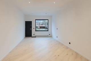 <div>
<div>Ben je op zoek naar een woning te koop in Bonheiden die instapklaar is en voldoet aan modern comfort? Deze volledig gerenoveerde woning combineert licht, ruimte en energiezuinig wonen op een centrale ligging.<br /><br /></div>
</div>
<div>Je komt binnen in een open en lichtrijke leefruimte met grote raampartijen en een strak afgewerkte vloer. De moderne open keuken met kookeiland sluit naadloos aan op de eetkamer en vormt het hart van de woning. Dankzij het dakraam en de brede schuiframen geniet je hier van maximale lichtinval en een mooi zicht op de tuin. De keuken is volledig uitgerust en afgewerkt met kwaliteitsvolle materialen. Verder vind je op het gelijkvloers een apart toilet en twee praktische bergingen.<br /><br /></div>
<div>Op de eerste verdieping bevindt zich een ruime slaapkamer en een stijlvolle moderne badkamer met dubbele lavabo, inloopdouche en hedendaags sanitair. De vaste trap brengt je naar de zolderverdieping, ingericht als tweede kamer. Ideaal als kinderkamer, bureauruimte of hobbyruimte.<br /><br /></div>
<div>De onderhoudsvriendelijke tuin met terras nodigt uit om te genieten tijdens de zomermaanden. Achteraan is er extra bergruimte voorzien.<br /><br /></div>
<div>Troef? Deze woning beschikt over een EPC A en werd volledig vernieuwd met aandacht voor energiezuinigheid en comfort. Dat betekent duurzaam wonen én lagere energiekosten.<br /><br /></div>
<div>De ligging is een extra pluspunt. Je woont in het centrum van Bonheiden, op wandelafstand van winkels, scholen en openbaar vervoer. Ook Mechelen bereik je vlot, net zoals de belangrijkste invalswegen richting Antwerpen en Brussel.</div>
<div></div>
<div>Zoek je een huis te koop of woning te koop in de regio Bonheiden – Mechelen met tuin, moderne keuken en instapklaar karakter?<br />Plan vandaag nog je bezoek en ontdek zelf de troeven van deze mooie woonst.</div>
<div></div>
<div></div>