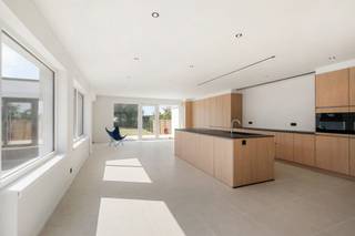 Op zoek naar een energiezuinige woning te koop in Oudenaarde? Deze volledig eco-gerenoveerde gezinswoning combineert ruimte, comfort en duurzaamheid op een perceel van maar liefst 600 m².Met een bewoonbare oppervlakte van ca. 200 m² beschikt de woning over een lichtrijke leefruimte en een moderne open keuken met stijlvol kookeiland, uitgerust met een inductiekookplaat met geïntegreerde dampkap, koelkast, traditionele oven en combi-microgolfoven.De woning omvat 3 ruime slaapkamers, 2 badkamers en 3 toiletten, ideaal voor gezinnen die op zoek zijn naar extra comfort.Buiten geniet u van een aangename tuin met zonnig terras, perfect om te ontspannen of gasten te ontvangen. Daarnaast beschikt de woning over een garage en een praktische aanbouw met extra bergruimte.Dankzij de hoogwaardige renovatie behaalt deze woning een uitstekend EPC-label A met een EPC-score van slechts 67 kWh/m²/jaar. Verwarmen gebeurt via gas, met vloerverwarming op het gelijkvloers en radiatoren op de verdieping.Troeven:✔ EPC A – 67 kWh/m²/jaar - zonnepanelen ✔ Volledig eco-gerenoveerd en instapklaar✔ Bewoonbare oppervlakte ca. 200 m²✔ Perceel van 600 m²✔ 3 slaapkamers en 2 badkamers✔ Tuin met terras✔ Garage + extra bergruimteEen ideale woning voor wie zorgeloos wil wonen in een ruime, energiezuinige en perfect onderhouden gezinswoning. Interesse? Contacteer arne@immobeguin.be