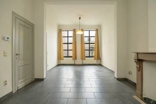 Achter deze elegante neoclassicistische gevel, gelegen in de gegeerde Zurenborgwijk, ontvouwt zich een uitzonderlijk charmante woning met een rijke en karaktervolle architecturale uitstraling. De Lange Van Ruusbroecstraat wordt gekenmerkt door een sterk heterogene bebouwing en ademt een uitgesproken authentieke sfeer, waar geschiedenis en eigenzinnigheid harmonieus samenkomen.<br />Het pand is momenteel vergund als een studio op het gelijkvloers en een duplexappartement, wat het geheel niet alleen architecturaal interessant maakt, maar ook functioneel bijzonder veelzijdig. Deze indeling biedt tal van aantrekkelijke perspectieven, zowel voor wie op zoek is naar een unieke eigen woonst als voor investeerders die waarde hechten aan charme, ligging en potentieel.<br /><br /><u>Indeling:</u><br />Bij het betreden van het gelijkvloers komen we in een statige inkomhal met authentieke tegelvloer en hoge plafonds met sierlijke ornamenten, die meteen de toon zetten. De hoge dubbele deur leidt naar een lichtrijke woonruimte met zicht op de gezellige binnenkoer. Achteraan bevinden zich een douchekamer en een volledig ingerichte keuken.<br /><br />Via de mooie houten trap bereiken we de eerste verdieping, waar zich een aangename leefruimte met open keuken bevindt, afgewerkt met een authentieke plankenvloer. Aan de straatzijde zorgt een romantisch balkon voor extra charme.<br /><br />De tweede verdieping herbergt twee ruime slaapkamers, een badkamer en een aparte wasplaats/technische ruimte. Op elke tussenverdieping is bovendien een afzonderlijk toilet voorzien.<br /><br />Daarnaast beschikt de woning over een kelder van ca. 45 m², ideaal als extra bergruimte.<br /><br /><u>Troeven:</u><br />Neoclassicistische gevel<br />Hoge plafonds met ornamenten<br />Vergund als meergezinswoning<br />Authentieke elementen & veel licht<br />Toplocatie in wijk Zurenborg<br /><br />Na een opfrissing kan deze woning uitgroeien tot een prachtige, karaktervolle thuis of een slimme investering op een absolute topligging. Een ware opportuniteit in het hart van Zurenborg!<br /><br />De videotour, het grondplan, het EPC, elektriciteitskeuring en de asbestinventaris kan u reeds bekijken via de Wellimmo-site ('documenten')<br /><br />📩 Meer info of een bezoek: info@wellimmo.net<br />📞 03/225 00 68 of 0468/07 55 56 (Gerd)