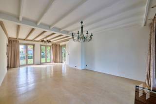 Ruime woning (226 m²) met 4 slaapkamers, 2 badkamers en een mooie veranda gelegen op een perceel van 1095 m² nabij het centrum van Lommel.<br />Er is ook een volledige kelder aanwezig die bereikbaar is van buitenaf. <br /><br /><strong>INDELING:</strong><br /><strong>Gelijkvloers: </strong>inkomhal, woonkamer, keuken, 2 slaapkamers, 2 badkamers met toilet, achterinkom, toilet, veranda<br /><strong>Eerste verdieping: </strong>2 slaapkamers, bergruimte <br /><br /><strong>BIJZONDERHEDEN:</strong><br />- Toplocatie;<br />- GEEN renovatieplicht;<br />- levensloopbestending;<br />- volledige kelder.