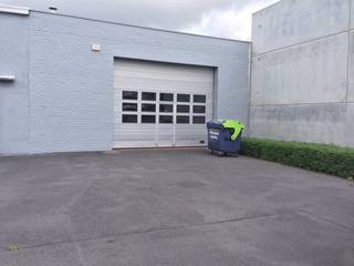 <p><strong>TE HUUR ROESELARE</strong>: Handelsruimte of loods MET COMMERCIËLE UITSTRALING<br />De handelszaak (nog in te richten) of eventueel magazijn bevindt zich langs de Diksmuidesteenweg en is zeer toegankelijk. Via een sectionale poort komt men in het magazijn dat volledig geïsoleerd is.<br />De oppervlakte bedraagt circa 370m². 2 aparte ruimtes die kunnen dienst doen als bureel zijn beschikbaar. Er is tevens op de voorliggende parking plaats voor 4 wagens.<br />Toilet voorzien </p>

<p>De ruimte werd juist voorzien van nieuwe led TL-verlichting (niet op foto). Regenwater en elektriciteit zijn voorhanden, verwarming op stookolie<br />3 maanden huurwaarborg  en onroerende voorheffing voor huurder</p>

<p> </p>