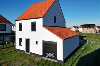 Deze nieuwbouw woning met 3 slaapkamers en een bewoonbare oppervlakte van 187 m² is gelegen op een perceel van 587,17 m² in de nieuwe verkaveling ‘Lalys’. Deze nieuwe dorpswijk is gelegen in Astene, gekend voor haar oude Leie-arm met haar prachtige natuur, het stadsbos, de fietsostrade en haar goede bereikbaarheid ideaal gelegen tussen Deinze en Gent. De diverse voorzieningen zoals supermarkten, restaurants, het ruime aanbod aan scholen, allen in de dichte nabijheid, maken van deze ligging de ideale uitvalsbasis.<br /><br />De woning is op het gelijkvloers ingedeeld als volgt: een inkomhal met gastentoilet en plaats voor een vestiairekast en een lichtrijke eet- en leefruimte met volledig geïnstalleerde open keuken, voorzien van diverse inbouwtoestellen. Daarnaast beschikt de woning over een inpandige garage met annex berging. De westelijk georiënteerde tuin is te bereiken vanuit de leefruimte. Dankzij de grote raampartijen kunt u binnen genieten van een mooie natuurlijke lichtinval en een uitzicht over de tuin.<br /><br />Op de eerste verdieping zijn er drie slaapkamers, samen met een extra afzonderlijk toilet, een technische berging en een badkamer voorzien van een ligbad en een dubbele wastafel. Op de tweede verdieping bevindt zich de zolder.<br /><br />Deze woningen voldoen aan de strenge energetische normen en onderscheiden zich onder meer door hun duurzaam karakter, vrij van fossiele brandstoffen. Er wordt gebruik gemaakt van vloerverwarming door middel van een warmtepomp (lucht-water) en een sterke akoestische en thermische isolatie. Bovendien worden de woningen uitgerust met een ventilatiesysteem type D+ met maximale warmterecuperatie.<br /><br />Benieuwd naar deze nieuwbouwwoning in Astene? Een persoonlijke, vrijblijvende afspraak kan via guillian@landbergh.be of 09 278 78 79. 