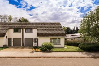 Deze halfopen eengezinswoning is gelegen in een rustige residentiële straat op een boogscheut van het centrum van Turnhout. De woning bevindt zich bovendien in een groene omgeving, op wandelafstand van het stadspark en met een speelpleintje vlak achter de tuin – ideaal voor gezinnen en wie graag in het groen vertoeft.<br />De woning is gelegen op een zonnig perceel van 568 m² en beschikt over een verzorgde, ruime tuin waar het heerlijk ontspannen is. Een echte troef voor wie houdt van groen, rust en ontspanning.<br />Binnen biedt de woning een logische en functionele indeling. Op het gelijkvloers vind je de lichtrijke woonkamer, de keuken en een veranda met mooi zicht op de tuin. De garage met automatische poort en de extra bergruimte zorgen voor praktisch comfort.<br />Op de verdieping zijn er drie slaapkamers en een badkamer.<br />De woning is correct onderhouden en kan onmiddellijk bewoond worden. Tegelijk biedt ze mogelijkheden om te moderniseren en af te stemmen op eigen wensen.<br /><br /><br />Makelaars gelieve zich te onthouden.