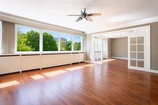 Locatie<br />Dit ruime appartement geniet van een toplocatie aan de Mechelsesteenweg 259, recht tegenover het Koning Albertpark en het Harmoniepark. Hier woont u in alle rust met een prachtig groen uitzicht, terwijl het bruisende stadsleven zich op wandelafstand bevindt.<br /><br />Winkels, supermarkten, horeca en openbaar vervoer liggen vlakbij. Ook het centrum van Antwerpen en de belangrijkste invalswegen zijn vlot bereikbaar.<br /><br />Beschrijving<br />Dit uitzonderlijk ruime appartement op de derde verdieping combineert licht, comfort en een aangenaam gevoel van ruimte.<br /><br />De royale woon- en eetkamer baadt in natuurlijk licht dankzij de grote raampartijen en biedt een prachtig zicht op het groen. De keuken is volledig uitgerust met kwalitatieve toestellen en een ruime Amerikaanse koelkast.<br /><br />Het appartement beschikt over drie ruime slaapkamers, met de mogelijkheid om eenvoudig een vierde slaapkamer te creëren. De master bedroom heeft een en suite badkamer met bad en douche, evenals een ruime dressing. <br /><br />De doorlopende houten vloer zorgt voor een warme uitstraling. Voor extra comfort zijn de woonkamer en master bedroom uitgerust met airconditioning (koelen en verwarmen). <br /><br />Ook is er de mogelijkheid om een autostaanplaats aan te kopen.<br /><br />Belangrijkste troeven<br />- Mogelijkheid tot aankoop autostaanplaats <br />- Topligging <br />- 3 slaapkamers (mogelijkheid tot 4)<br />- Uitgeruste keuken met Siemens-toestellen<br />- airconditioning<br /><br />Verplichte vermeldingen<br />EPC: B (195 kWh/m²)<br />P- & G-score: A<br />Stedenbouw: Wg-Vg-Gmo-Gvv-Gvkr