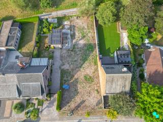 Deze bouwgrond van 670 m² bevindt zich in een rustige straat. De ligging is bijzonder gunstig met vlotte toegang tot openbaar vervoer, winkels...