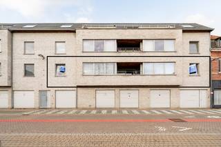 Dit appartement bevindt zich <strong>pal in het centrum van Ingelmunster</strong>, op slechts <strong>50 meter van de markt</strong>. Alle dagelijkse voorzieningen liggen binnen handbereik, wat deze <strong>ligging bijzonder comfortabel maakt.</strong><br />De <strong>inkomhal</strong> geeft toegang tot een <strong>gastentoilet</strong> en een <strong>eerste slaapkamer</strong> geschikt als extra slaapkamer of als <strong>thuiswerkplek</strong>. Achteraan is het <strong>apart toilet</strong> voorzien. ,<br />De eetruimte en keuken vormen samen een <strong>aangename leefomgeving met grote raampartijen</strong> die zorgen voor een<strong> open en luchtig gevoel</strong>. waarbij de <strong>berging </strong>rechtstreeks aansluit op de keuken. <strong>Praktisch en efficiënt </strong>ingericht voor dagelijks gebruik. Vanuit de leefruimte stapt u zo het <strong>ruime terras/patio </strong>op. Een <strong>rustige buitenplek</strong> waar u in alle privacy kan ontspannen, midden in het centrum. Een <strong>ruime, gezellige zithoek</strong> bevindt zich aan de andere zijde van de patio.<br />Via de nachthal bereikt u de <strong>badkamer, uitgerust met een douche, een ligbad</strong> en een <strong>lavabomeubel</strong>. Een <strong>tweede apart toilet</strong> is hier beschikbaar. Verder zijn er nog <strong>twee volwaardige slaapkamers</strong> die <strong>ruimte en comfort</strong> bieden.<br />Een <strong>verzorgd appartement met een sterke ligging</strong>, een <strong>logische indeling</strong> en een <strong>buitenruimte die het verschil maakt</strong>. Ideaal voor wie centraal wil wonen zonder in te boeten aan woonkwaliteit.<br />Wenst u graag een bezoekje neem dan contact op, op het nummer 0475/31 73 07.