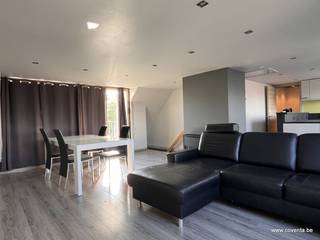 Dit gezellige appartement bestaat uit een inkomhall, lichtrijke leefruimte met toegang tot het zonnige terras, een ingerichte hoekkeuken...