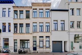 <p><span>Maison familiale spacieuse avec 4 chambres et jardin ensoleillé à Borgerhout</span></p><p><span>Vous êtes à la recherche d'une </span><span>maison spacieuse avec beaucoup de potentiel</span><span> dans un emplacement central ? Cette maison de caractère à Borgerhout vaut vraiment la peine d'être visitée. Avec une </span><span>surface utile de 198 m² </span><span>(cfr. EPC), cette propriété dispose de quatre chambres spacieuses, d'espaces de vie agréables et d'un jardin spacieux, idéal pour les familles ou les couples à la recherche d'espace supplémentaire.</span></p><p><span>Répartie sur plusieurs niveaux, la propriété allie </span><span>des volumes généreux à un agencement pratique</span><span>. L'espace de vie bénéficie de beaucoup de lumière naturelle et offre suffisamment d'espace pour un coin salon et un coin repas. Adjacente, la cuisine entièrement équipée dispose d'un grand plan de travail, de nombreux placards de rangement et d'un espace pour un coin repas confortable.</span></p><p><span>À l'étage se trouvent quatre chambres spacieuses qui peuvent être aménagées de manière flexible en tant que chambres, dressings, bureaux ou salles de loisirs. La salle de bains a été rénovée et dispose d'une douche spacieuse, d'un lavabo et de toilettes.</span></p><p><span>À l'arrière se trouve un grand jardin où vous pourrez profiter de l'extérieur en toute tranquillité.</span></p><p><span>Aménagement de la maison :</span></p><ul><li><span>Rez-de-chaussée : </span></li></ul><p><span>- Hall d'entrée </span></p><p><span>- Salon et salle à manger </span></p><p><span>- Cuisine équipée </span></p><p><span>- Accès au jardin </span></p><ul><li><span>Etage 1 : </span></li></ul><p><span>- 2 chambres à coucher </span></p><p><span>- Salle de bain avec douche à l'italienne, lavabo et toilettes </span></p><ul><li><span>Etage 2 : </span></li></ul><p><span>- 2 chambres à coucher </span></p><p><span>Détails :</span></p><ul><li><span>4 chambres à coucher de taille normale </span></li><li><span>Jardin spacieux </span></li><li><span>Situation centrale à proximité des commerces, des écoles et des transports en commun </span></li><li><span>Nombreuses possibilités</span></li></ul><p><span> </span></p><p><span> </span></p><p><span>Vous êtes intéressé par cette propriété de rendement / immeuble à vendre à Anvers Sud, vous êtes à la recherche d'un autre bien immobilier, d'un investissement ou vous souhaitez connaître la valeur de votre bien ? Dans ce cas, BOLT immo est l'agence qu'il vous faut ! Nous nous ferons un plaisir de vous aider.</span><span> </span></p><p><span>Score G : A</span></p>