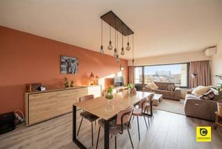<p><span>Royaal en instapklaar appartement (114 m²) met zonnige terrassen en optimaal comfort</span></p><p><span>Bent u op zoek naar ruimte, licht en modern wooncomfort? Dit indrukwekkende appartement van ca. 125 m² biedt alles wat u nodig heeft. Met twee uitzonderlijk grote slaapkamers, terrassen aan beide zijden en een energiezuinige afwerking met airco, is dit een unieke kans voor wie zorgeloos wil verhuizen naar een pand met allure. Dit appartement heeft een uitstekende ligging met openbaar vervoer voor de deur. Ook met de fiets bent u meteen in het centrum van Antwerpen of aan Berchem station.</span></p><p><span> </span></p><p><span>Inkomhal</span></p><p><span>Bij binnenkomst ervaart u direct de ruimte van dit appartement. De ruime inkomhal geeft direct toegang tot zowel de leefruimte als de keuken. Hier is voldoende plaats voor een vestiairekast, wat zorgt voor een opgeruimde en gastvrije ontvangst.</span></p><p><span> </span></p><p><span>Leefruimte & keuken</span></p><p><span>De riante leefruimte van maar liefst 35 m² baadt in het natuurlijke licht. Dankzij de grote raampartijen geniet u hier van een open en luchtig gevoel. Een grote troef is de aanwezige airco/warmtepomp, waardoor het hier zowel in de zomer als in de winter heerlijk toeven is. Vanuit de zithoek stapt u zo het zuidwest gerichte terras op, de perfecte plek om te genieten van de namiddag- en avondzon. De aparte keuken is een functionele ruimte waar elke kookliefhebber zich thuis voelt. De keuken is volledig uitgerust met alle moderne toestellen en biedt voldoende werk- en opbergruimte. Dankzij de directe verbinding met de hal en de nabijheid van de leefruimte is dit een zeer praktische indeling.</span></p><p><span> </span></p><p><span>Slaapkamers & badkamer</span></p><p><span>Aan de rustige zijde van het appartement bevinden zich twee volwaardige slaapkamers die met 15 m² en 17 m² ruim boven het gemiddelde liggen. Beide kamers zijn uitgerust met airco/warmtepomp voor een optimaal slaapklimaat. Vanuit de slaapkamer heeft u bovendien toegang tot het tweede terras aan de achterzijde. De badkamer is modern en verzorgd ingericht met een dubbel lavabomeubel en een inloopdouche. Hier is ook een aansluiting voor de wasmachine en droogkast voorzien. Het aparte toilet bevindt zich in de nachthal.</span></p><p><span> </span></p><p><span>Kelder & staanplaats</span></p><p><span>Het appartement beschikt ondergronds nog over een handige kelderruimte. Uw fiets staat veilig in de gemeenschappelijke fietsenberging. Voor wie extra comfort wenst, is er de mogelijkheid om een buitenstaanplaats aan te kopen voor 14.500 euro, zodat u nooit meer hoeft te zoeken naar een parkeerplek.</span></p><p><span> </span></p><p><span>Troeven:</span></p><p><span>- Ca. 114 m² aan pure woonruimte.</span></p><p><span>- Twee ruime kamers van 15 m² en 17 m².</span></p><p><span>- Airco/warmtepomp in leefruimte en slaapkamers.</span></p><p><span>- Terrassen aan zowel de voor- als achterzijde (vooraan ZW-gericht).</span></p><p><span>- Mogelijkheid tot staanplaats</span></p><p><span> </span></p><p><span>Kortom: een instapklaar appartement waar ruimte en modern gemak hand in hand gaan. Maak snel een afspraak voor een bezichtiging!</span></p>