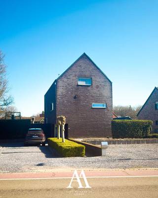 Alle info ook te vinden op achtmeilaan18.be<br /><br />De woning werd gebouwd in open architectuur met een speelse split-level structuur, wat zorgt voor een bijzonder ruimtelijk gevoel en veel natuurlijke lichtinval.<br /><br />De leefruimte en de moderne open keuken bevinden zich op verschillende niveaus, wat dankzij de split-level architectuur zorgt voor een bijzonder ruimtelijk effect en een mooie visuele connectie tussen beide leefzones.<br /><br />Deze woning scoort (gezien het bouwjaar 2001) bijzonder goed op energiezuinigheid met een EPC-label B (140 kWh/m²). Een sterke troef voor de toekomst.<br /><br />- 15 recent geplaatste zonnepanelen zorgen voor een laag energieverbruik (met certificatie).<br />- Goed geïsoleerde woning met efficiënte verwarming en beperkt energieverlies, geen renovatieplicht.<br />- Comfortabele combinatie van vloerverwarming en radiatoren, voor gelijkmatige warmteverdeling.<br />- Airconditioning in de slaapkamers voor een aangename temperatuur tijdens warme zomerdagen.<br /><br />Vlakbij het centrum van Zolder, in de naburigheid van scholen, bushaltes en supermarkten. Op 5 minuten van de E314 en minder dan 10 minuten van het Sint-Franciscus Ziekenhuis.<br /><br />Ruime ingesloten carport met maar liefst 7 extra parkeerplaatsen op eigen terrein, zodat u en uw bezoekers/klanten altijd comfortabel en veilig kunnen parkeren.<br /><br />De hoogwaardige inbouwkasten in de berging en slaapkamers combineren praktisch opbergen met elegant design, zodat u meteen comfortabel kunt wonen zonder nieuwe meubels aan te schaffen.<br /><br />De afgewerkte kelder met aparte buiteningang is mits minimale aanpassing bereikbaar via de extra parkeerplaatsen en biedt ideale mogelijkheden voor een bijberoep.