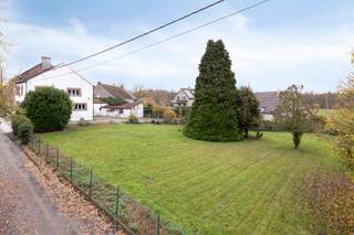 <p><strong>Bouwgrond voor open bebouwing in Lovenjoel (Bierbeek)</strong></p>
<p>In het groene Lovenjoel, deelgemeente van Bierbeek, bieden wij een aantrekkelijk perceel bouwgrond aan voor open bebouwing, gelegen op een uitstekende locatie. Winkels zoals Delhaize bevinden zich op wandelafstand, en dankzij de <strong>vlotte verbinding naar de E40</strong> bent u zo in Leuven of Brussel. Ook voor de fietser is de ligging een troef: de <strong>fietssnelweg</strong> ligt vlakbij, ideaal voor wie vlot en veilig naar het werk of naar school wil fietsen. Zo combineert u de rust van een groene woonomgeving met alle gemakken binnen handbereik.</p>
<p>Het terrein heeft een totale oppervlakte van 4 are 67 centiare en een perceelbreedte van 15 meter.</p>
<p>Deze bouwgrond laat toe een comfortabele eengezinswoning te realiseren met maximale afmetingen van 9 bij 12 meter op het gelijkvloers en dezelfde afmetingen op de eerste verdieping. De maximaal toegestane kroonlijsthoogte bedraagt 10 meter, wat mogelijkheden biedt voor een hedendaagse en ruime woning.</p>
<p>Bent u op zoek naar een mooie locatie om uw droomwoning te bouwen? Neem dan gerust contact op met Christophe van Immo GVE via 0478 61 54 99 of stuur een e-mail naar Christophe@immogve.be</p>
