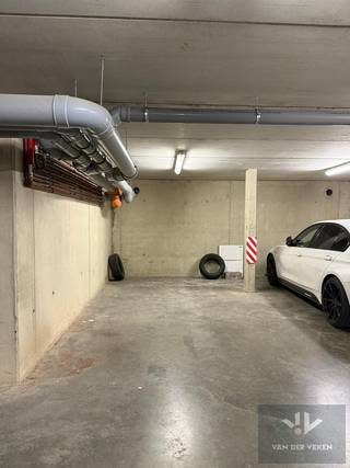 Ondergrondse autostaanplaats op wandelafstand van horeca, winkels, kantoren, ziekenhuis of hogescholen.<br /><br />Deze parkeerplaats is onmiddellijk beschikbaar.<br /><br />Surf naar www.vdv-vanderveken.be, kies bij "TE HUUR" voor dit pand en vul de kandidatenfiche in (klik in het gouden balkje op "Ik wil dit pand graag huren!"). Wij contacteren je voor een afspraak! 