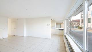 Bijzonder leuk appartement met veel licht, voorzien van 2 ruime slaapkamers en een heerlijk zonneterras. Dit mooi appartement bevindt zich op het gelijkvloers niveau van een verzorgd gebouw (2002°). <br /><br />In de leefruimte en de keuken kunt u genieten van enorm veel licht dankzij de mooie gevelbreedte van ca. 8 meter. Dit is vrij uitzonderlijk en zorgt voor een aangename sfeer en een absoluut gevoel van ruimte. Geen energiezorgen dankzij het energielabel B. <br /><br />Indeling: inkom met een ingebouwde vestiaire en apart toilet, een ruime en brede woonkamer met aansluitend een volledig ingerichte keuken. De keuken zit netjes weggestoken maar behoudt toch een leuke connectie met de leefruimte. Naast de keuken nog een vrij ruime berging/wasplaats. Aan de achterkant zijn er 2 grote slaapkamers (met rolluiken) die allebei toegang verschaffen naar een zuidgericht terras. Het terras is ruim, zonnig en beschikt over een handig poortje die uitgeeft op de achterliggende fietsenberging. Verder nog een ruime badkamer met zowel een ligbad als douche. <br /><br />Zonder twijfel een schitterend appartement in het dorp van Westkapelle.<br />Het centrum van Knokke is vlot te bereiken met de fiets, of met de bus die stopt op 2 minuten van het appartement.<br /><br />Bezoeken of meer informatie?<br />Contacteer Willem Cauwels op tel. 050/89.27.70.