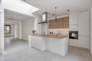 This fully renovated 3-bedroom home in Kessel-Lo offers a strong combination of comfort, energy efficiency and location. The property is situated...