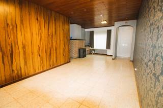 <h3><span>Rocket Sale: Uw Kans op een Droomwoning!</span></h3><p><span>Bent u op zoek naar een woning en wilt u zelf bepalen welk bod u uitbrengt? Dan is onze </span><span>Rocket Sale</span><span> dé perfecte kans voor jou!</span></p><p><span>Voor deze exclusieve verkoopopbrengsten krijgt een minimum bod van </span><span>65.000</span><span> , en op </span><span>17 oktober 2026</span><span> tussen </span><span>10:00 en 11:00</span><span> u de unieke gelegenheid om de woning nog één keer te bezichtigen en uw </span><span>laatste bod</span><span> uit te brengen.</span></p><p><span>Na afloop van deze bezoekdag worden alle biedingen verzameld en aan de eigenaar voorgelegd. Dit is uw moment om een sterk bod neer te leggen en uw kans te ondernemen!</span></p><p><span>Datum laatste bezoekmoment:</span><span> 17 oktober 2026<br /></span><span>Tijdstip:</span><span> 10:00 - 11:00 <br /></span><span>Minimumbod:</span><span> 65.000</span></p><p><span>Mis deze kans niet en zet uw volgende stap richting uw droomwoning! Heeft u vragen of wenst u meer informatie? Neem gerust contact op met ons op.</span></p><p><span>Rocket Sale Snel, Eerlijk en Transparant!</span></p><p><span> </span></p><p><span> </span></p><p><span>Welkom bij deze interessante woning in hartje Roeselare. Dit charmante pand biedt een perfecte combinatie van woonruimte en potentie, ideaal voor koppelaars of investeerders die een project willen realiseren.</span></p><p><span> </span></p><p><span>De woning beschikt over een totale woonoppervlakte van 102 m² verdeeld over 2 comfortabele slaapkamers. Met een grondoppervlak van 70 m² heeft deze eigendom ook een achterplaats die voorzien is van nader onderzoek waard potentieel voor uitbreiding.</span></p><p><span> </span></p><p><span>Het interieur kenmerkt zich door ruime leefruimten met originele houten afwerkingen. De begane grond beschikt over een spacious open woonkamer met aangename houten plafondafwerking, gevolgd door een goed uitgeruste keuken met houten kasten en een functioneel werkblad. De keuken is voorzien van een oven en biedt voldoende bergruimte.</span></p><p><span> </span></p><p><span>Beide slaapkamers zijn voorzien van houten wandbekleding, wat een warm en natuurlijk ambiance creëert. De ene slaapkamer heeft een parketvloer met decoratieve motieven, terwijl de andere kamer een aangename woonsfeer biedt.</span></p><p><span> </span></p><p><span>De ligging in Roeselare geeft gemakkelijke toegang tot alle lokale voorzieningen, winkels en openbaar vervoer.</span></p><p><span> </span></p><p><span>Deze woning vormt een solide basis voor wie op zoek is naar een betaalbare eigendom in een gevestigde wijk met authentieke karakter.</span></p>