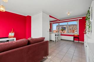 <br />Op de bovenste verdieping in het hart van Sint-Niklaas vind je dit knappe appartement dat zich onderscheidt van de rest. De troef die je nergens anders vindt: een gigantisch terras met een weids zicht over een groot deel van Sint-Niklaas. Hier drink je 's ochtends je koffie boven de stad en ontvang je 's avonds je gasten met een panorama dat écht uniek is voor deze prijsklasse.<br />Binnen baadt het appartement in het licht. De ruime, open keuken loopt naadloos over in de leefruimte en vormt zo één heldere, gezellige ruimte om in te wonen en te ontvangen. Twee volwaardige slaapkamers en een badkamer met het nodige comfort maken het geheel compleet.<br />Energetisch zit je goed. Dankzij dakisolatie, een lucht-lucht warmtepomp en dubbele beglazing behaalt het appartement een EPC-label D – wat betekent dat er géén renovatieplicht van toepassing is. Instappen en genieten, zonder verplichte werken op je pad.<br />De centrale ligging aan de Kasteelstraat zet je op wandelafstand van winkels, horeca en het openbaar vervoer. En omdat een garage mee verkocht wordt en volledig in de prijs zit, ken jij nooit meer parkeerstress. Die garage maakt van dit appartement een absolute topper in zijn prijscategorie.<br />Bel of mail ons voor een afspraak op het nummer: 052/46.38.03 of info@uw-huis.be en wie weet tot binnenkort!<br /><br />
