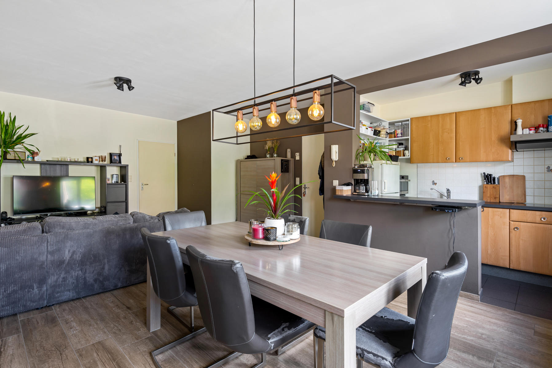 Geheel instapklaar appartement met 2 slaapkamers, gezellige tuin en zoveel meer. - foto 4