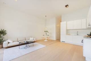 Stijlvol nieuwbouwappartement met één slaapkamer en stadstuin te Antwerpen!<br /><br />In een kleinschalig en modern nieuwbouwproject (bouwjaar 2026) stellen we dit prachtig afgewerkte appartement op de gelijkvloerse verdieping voor, waar comfort, licht en kwaliteit centraal staan.<br /><br />Bij het binnenkomen valt meteen de ruime en lichtrijke leefruimte met hoge plafonds op, afgewerkt met een houten vloer die doorloopt door het volledige appartement. De open keuken is uitgerust met toestellen en sluit mooi aan bij de leefruimte.<br /><br />Dankzij de grote schuiframen geniet je van een overvloed aan natuurlijk licht en heb je rechtstreeks toegang tot de privatieve stadstuin. Deze buitenruimte vormt een echte verlenging van de leefruimte en biedt een rustige plek om te ontspannen. <br /><br />De ruime slaapkamer zorgt voor een aangename rustige slaapomgeving. De badkamer is hedendaags ingericht met een ruime inloopdouche voorzien van regendouchekop en een dubbele lavabo. Daarnaast is er op de gang een apart gastentoilet voorzien.<br /><br />Ten slotte is er nog een privatieve kelderberging mee inbegrepen.<br /><br />Belangrijkste troeven:<br /><br />- EPC (A-label) – energiezuinig<br />- Kleinschalig gebouw met 5 units<br />- Aparte meters voor nutsvoorzieningen<br />- Gemeenschappelijke fietsenberging aanwezig<br /><br />74m² bewoonbare oppervlakte (cfr EPC). Aankoop onder het BTW-stelsel van 21%.<br /><br />Wenst u een bezoek of meer informatie? Dan kan u ons steeds contacteren via info@dvarealestate.be of via 03/297.00.00.