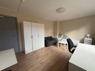 <span><span><strong>**Studio met ruim terras met prachtig uitzicht!**</strong></span><br /><br />Welkom in de Schapenstraat, de autoluwe straat die de verbinding vormt tussen het Damiaanplein en de Tervuursevest. De locatie is een uiterste troef, je bevindt je in de buurt van allerlei faculteiten en faciliteiten. De studio is te vinden op de vierde verdieping en komt volledig <strong>bemeubeld</strong>. Vanuit de leefruimte/slaapkamer heb je toegang tot een <strong>ruim terras</strong> met prachtig uitzicht op het Groot Begijnhof. Er is een aparte <strong>kitchenette</strong> en g<strong>eïnstalleerde badkamer</strong> aanwezig. <br /><br /></span><span><strong>Meer info of een afspraak ter plaatse? Aarzel niet en neem contact op via verhuur@connect-immo.be of 016 229 228</strong></span><br /><br />Onmiddellijk beschikbaar!<br />Huurprijs: €790 + €90 provisie voor verwarming, water en gemeenschappelijke lasten + elektriciteit/internet privatief af te sluiten<br /><span>EPC: 765kWh/m² - 1844415</span>