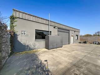<span><strong><u>Benaderende OPPERVLAKTEN:</u></strong><br /><strong><em>Constructie - bewoonbare oppervlakten</em></strong></span><br /><strong>Magazijnen/garages:</strong> 430 m²<br /><br /><span><strong><em>Grondoppervlakte</em></strong></span><br /><span>Totale grondoppervlakte: ± 1.000 m² </span><br /><span>Aantal parkeerplaatsen: +15</span><br /><br /><span><strong><em>Uitbreidingsmogelijkheden: </em></strong>± 100<strong><em> </em></strong>m²</span><br /><br /><span><strong><u>INDELING</u></strong><u>:</u></span><br /><span><strong><u>Magazijn:</u></strong></span><br /><em><strong>Magazijn vooraan (210m²)</strong></em>: Gang - 4 garages (1 laadpaal)- atelier 85m² - bureelruimte 35m² met ingemaakte kastenwanden - kunststof gietvloer, Ytong muren/baksteen, dak geïsoleerd EPDM, vrije hoogte: 2,50m tot 2,77m, 5 sectionaalpoorten (3 elektrische). Poorten van 2,45 tot 2,72m breed en 2,15m hoog.<br /><strong><em>Magazijn achteraan (220m²)</em>: </strong>atelier - spuitcabine met brandvertragende isolatiepanelen - aparte<strong> </strong>bureelruimte (met ingemaakte kasten) - sanitair - keramische tegels, baksteen, vrije hoogte 3m, handgestuurde sectionaalpoort DEBO (b: 3,75m - h: 2,70m) met aparte loopdeur, verwarming op gas, afwatering, bovengrondse tank buiten met tankpistool binnen.<br /><br /><span><strong><u>ENERGIE:</u></strong><br />Zonnepanelen: 36 panelen x 400 Wp: 14.400 Wp.</span><br /><br /><span><strong><u>GROTE TROEVEN van dit bedrijfspand:</u></strong></span>
<ul>
<li>Het magazijn vooraan kan ook 1 open ruimte van 210m² worden (alle wanden zijn valse wanden)</li>
<li>Perfect geschikt om de garages vooraan apart te verhuren aan omwonenden</li>
<li><span>Badgesysteem voor alle deuren/poorten</span></li>
<li><span>Voldoende parkeergelegenheid: diverse garages en parkeerplaatsen op AFGESLOTEN eigen terrein</span></li>
<li><span>Nog uitbreidingsmogelijkheden aan het magazijn !</span></li>
<li>Kantoorgedeelte met 3 wanden in <span>maatkasten en vast bureel </span></li>
</ul>
<span><strong><u>BESTEMMINGSMOGELIJKHEDEN:</u></strong></span><br /><span>Volgens het gewestplan Roeselare-Tielt gelegen in woongebied.</span><br /><br /><span><strong><u>NUTSVOORZIENINGEN</u></strong><u>:</u><br />Regenwater met pomp (15.000L), elektriciteit (3x230V), aardgas, internet en riolering, </span><span>zonnepanelen.</span><br /><br />Onze referentie op<strong> </strong><strong>www.centro.be</strong>: <strong>Q0830-M</strong><br /><strong>Interesse?</strong> Neem dan vandaag nog contact voor meer info of bezichtiging:<strong> </strong><strong>050700102</strong><strong>.</strong><br /><br /><strong>CENTRO | </strong><strong>BEDRIJFSVASTGOED </strong>is reeds 25 jaar <u>gespecialiseerd in de bemiddeling van commercieel- en bedrijfsvastgoed</u> in West- en Oost-Vlaanderen.<br /><strong>Wilt u ook weten hoeveel uw bedrijfsgebouw waard is?</strong><br />Contacteer ons vrijblijvend voor een marktconforme waardebepaling van uw pand. <br />