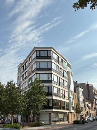Welkom in dit verzorgd en instapklaar appartement gelegen op de derde verdieping van residentie Florina (met lift). <br />In 2016 werd het appartement volledig gerenoveerd (inclusief waterleidingen, afvoer en elektriciteit). <br />Het ligt op een absolute toplocatie vlakbij strand, zee en centrum. Daarnaast bevinden ook winkels, scholen en openbaar vervoer zich vlakbij. <br />Dankzij de doordachte indeling geniet u van een aangename, lichtrijke leefruimte met een warme uitstraling (overal parket), de perfecte plek om te ontspannen of gasten te ontvangen. <br />Verder beschikt het appartement over twee volwaardige slaapkamers, een verzorgde badkamer en praktische kelderberging. <br />Bent u op zoek naar een instapklare woonst waar u zich meteen thuis voelt? Contacteer mij vandaag nog voor meer informatie of een bezoek ter plaatse!<br />Extra troeven:<br />- overal parket<br />- nieuwe ramen (2018)<br />- nieuwe elektriciteit (gekeurd tot 2039)<br />- nieuwe parlofoon<br />- lift met nieuwe motor (2025)<br /><br />Geen immo !<br /><br />