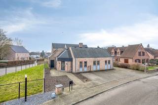 MULTIFUNCIONELE woning met mogelijkheden voor een praktijk. Dit instapklare pand in open bebouwing combineert een privé-woning met een...