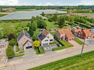 In het gegeerde Sint-Lambrechts-Herk bevindt zich deze uitzonderlijke, instapklare woning waar ruimte, luxe en rust harmonieus samenkomen. De woning werd in 2022 gedeeltelijk gerenoveerd en biedt een bewoonbare oppervlakte van maar liefst 425 m² (bron EPC) op een prachtig perceel van 2.198 m².<br />Dankzij de uitstekende EPC-score van 92 kWh/m² en het energielabel A geniet u hier van hedendaags en energiezuinig wooncomfort. Extra troeven zoals zonnepanelen en airconditioning zorgen voor een aangename en duurzame woonervaring.<br /><br />Indeling gelijkvloers:<br />Bij het binnenkomen wordt u verwelkomd in een lichtrijke leefruimte met grote raampartijen en een warme, huiselijke sfeer. De kwaliteitsvolle leefkeuken vormt het hart van de woning en sluit perfect aan op de gezellige tv-hoek en de ruime eetplaats. Verder beschikt het gelijkvloers over een praktische werkruimte/bureau, een berging en een ruime inpandige garage.<br /><br />Eerste verdieping: <br />De eerste verdieping omvat drie ruime slaapkamers, waaronder een bijzonder royale master bedroom. De stijlvolle badkamer is uitgerust met zowel een ligbad als een douche en biedt alle comfort voor het hele gezin. Eén van de slaapkamers beschikt over een vaste trap naar de zolderverdieping, waar zich nog een extra slaapkamer met sanitaire voorzieningen bevindt — ideaal als gastenverblijf, tienerkamer of hobbyruimte. Tot slot is er nog een aparte bergzolder aanwezig. <br /><br />Buitenruimte:<br />De tuin vormt een absolute meerwaarde aan deze eigendom. Hier geniet u in alle rust van volledige privacy, zonder achterburen en met een prachtig open zicht op agrarisch gebied. Het ruime terras kan dankzij de overkapping als verlengstuk van de leefkeuken fungeren en het sfeervolle poolhouse maken deze tuin de perfecte plek om te ontspannen. <br /><br />Buitengewone kenmerken:<br />- Ruim perceel<br />- Zicht op groen, geen achterburen<br />- Gunstig EPC<br />- Zonnepanelen + batterij<br />- Airco<br />- Houthaard<br />- Vier slaapkamers