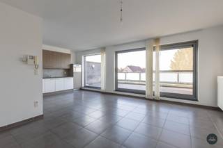 Meer info via stephanie.mottie@homixx.be of 016/199 348<br /><br />Dit knappe appartement met twee slaapkamers en zuidgericht terras van +/- 20 vierkante meter en bijhorende garage is zeer centraal gelegen. Winkels, scholen en openbaar vervoer bevinden zich in de nabije omgeving.<br /><br />Indeling: inkomhal met toilet en vestiairekast, ruime leefruimte met zithoek, eetplaats, open keuken met aansluitende berging. De badkamer beschikt met douche, bad en lavabo over alle comfort. Onder het gebouw beschikt u over een ondergrondse parkeerplaats met aansluitende kelderberging.<br /><br />Maandelijkse huurprijs bedraagt 940 EUR + 50 EUR = 990 EUR<br /><br />Het appartement is beschikbaar vanaf 1/07/2026.<br /><br />Interesse? Maak je afspraak via stephanie.mottie@homixx.be of 016/199 348