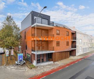 <p>Voor meer info of een bezoek, bel 054 69 39 37 - Op een <strong>toplocatie </strong>in Ninove bevinden zich deze zeven volledig afgewerkte<strong> nieuwbouwappartementen. Scholen, winkels, openbaar vervoer en het centrum van Ninove zijn in de korte nabijheid. </strong></p>
<p>Binnen dit project zijn er twee studio's aanwezig, één gelijkvloers appartement, twee appartementen op de eerste én twee op de tweede verdieping. Alle appartementen omvatten een ruime leefruimte met open keuken, praktische bergruimte, apart toilet, ruime badkamer en één of twee slaapkamers. Tevens beschikt ieder appartement over een zeer ruim terras waarbij er onmiddellijke connectie is met de leefruimte, waardoor we enorm <strong>lichtrijke eet- en leefruimtes</strong> creëren! <strong>Er kunnen 2 garageboxen en 9 autostaanplaats(en) aangekocht worden. </strong>De<strong> </strong>bouwplannen of verdere informatie kan verkregen worden op kantoor.</p>
<p><strong>De appartementen worden volledig afgewerkt - Warmtepomp - Zonnepanelen - Toplocatie!</strong></p>
<p><strong>*Prijs vermeld in de advertentie betreft prijs excl. BTW en kosten.</strong></p>
<p><strong>Mogelijkheid tot aankoop aan 6% BTW!</strong></p>