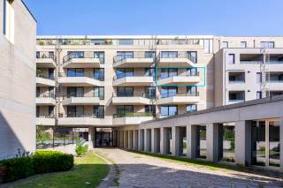 Bent u op zoek naar een modern appartement op een toplocatie?<br />Dan is dit prachtige appartement in de Bredastraat precies wat u zoekt.<br /><br />Gelegen op wandelafstand van Park Spoor Noord, het Eilandje en het MAS, geniet u hier van het bruisende stadsleven met alle voorzieningen binnen handbereik. Supermarkten, gezellige eetadresjes en openbaar vervoer bevinden zich vlakbij, terwijl ook het stadscentrum en de haven vlot bereikbaar zijn. Een ideale ligging voor wie comfort en bereikbaarheid belangrijk vindt.<br /><br />Het appartement straalt ruimte en licht uit. De volledig uitgeruste open keuken sluit naadloos aan op de leefruimte, die uitgeeft op een rustig en zonnig terras aan de achterzijde.<br /><br />Verder beschikt het appartement over een volwaardige slaapkamer met uitzicht op het terras. Daarnaast is er een tweede kamer die flexibel kan worden ingericht als bureau, kinderkamer of dressing, afhankelijk van uw wensen.<br /><br />Tot slot is er een handige kelderberging voorzien voor extra opslagruimte. Een ondergrondse autostaanplaats kan worden aangekocht aan 30.000 EUR.<br /><br />Interesse? Contacteer LISTED voor een bezoek via +32 3 283 51 51.