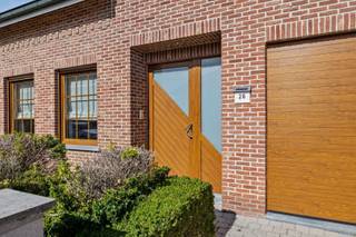 Ben je op zoek naar een ruime en instapklare woning met veel mogelijkheden in een rustige en kindvriendelijke buurt? Deze open bebouwing uit 2007...