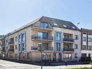 Energiezuinig gelijkvloers appartement met 2 slaapkamers en uitzonderlijk zonneterras. Ontdek dit verzorgde en energiezuinige gelijkvloerse appartement in Residentie d’Oude Post, gunstig gelegen nabij winkels, openbaar vervoer en het station. De absolute blikvanger is het uitzonderlijk ruime en zonnig georiënteerde terras van circa 40 m², afgewerkt in tropisch hardhout. Een heerlijke buitenruimte waar u in alle rust kunt ontspannen, tafelen en genieten van zonnige dagen. Bij binnenkomst bereikt u de inkomhal met een apart gastentoilet, uitgerust met een modern hangtoilet. De lichtrijke leefruimte met open keuken heeft een totale oppervlakte van maar liefst 43 m² en creëert een aangenaam gevoel van ruimte en openheid. De volledig uitgeruste keuken beschikt over een praktisch kookeiland, een inductiekookplaat, dampkap, oven, koelkast en vaatwasser. Aansluitend bevindt zich een handige berging van 3 m², met plaats voor een wasmachine, droogkast en cv-ketel. Via de nachthal bereikt u de twee comfortabele slaapkamers van respectievelijk 9,3 m² en 11,2 m². Beide slaapkamers bieden rechtstreeks toegang tot het terras, waardoor binnen- en buitenleven naadloos in elkaar overvloeien. De stijlvolle badkamer is voorzien van een ruime inloopdouche, een badkamermeubel met mengkraan, een verlichte spiegel en een praktische kolomkast. Het appartement beschikt daarnaast over aluminium ramen met hoogrendementsglas, vliegenschuifdeuren en elektrische rolluiken in de slaapkamers.<br />Troeven:<br />* Gelijkvloers en energiezuinig appartement<br />* Twee slaapkamers met rechtstreekse toegang tot het terras<br />* Ruime leefruimte met open keuken van 43 m²<br />* Uitzonderlijk zonneterras van circa 40 m²<br />* Volledig uitgeruste keuken met kookeiland<br />* Aluminium ramen met hoogrendementsglas<br />* Elektrische rolluiken in de slaapkamers<br />* Gunstige ligging nabij winkels, openbaar vervoer en station<br />* Zeer goede EPC-score: label B<br />* P- en G-score: B<br />Het appartement is momenteel verhuurd en vormt daardoor eveneens een interessante opportuniteit voor investeerders.