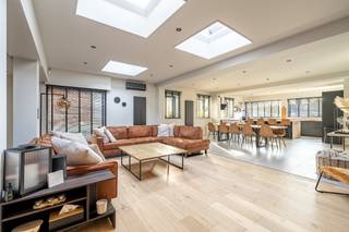 Op zoek naar een eigendom waar <strong>wonen en werken perfect gecombineerd</strong> kunnen worden?<br />Deze <strong>deels halfopen, volledig gerenoveerde woning (2022)</strong> met een <strong>ruime loods van ca. 250 m²</strong> biedt een uitzonderlijke opportuniteit <strong>voor zelfstandigen, vrije beroepen of ondernemers</strong> die <strong>werk en privé graag op één locatie</strong> willen verenigen.<br /><br />De woning beschikt over een<strong> lichtrijke open leefruimte</strong> met<strong> volledig uitgeruste keuken</strong>, een<strong> bureauruimte</strong>, 3<strong> slaapkamers</strong>, <strong>2 badkamers</strong>, een <strong>speel-/hobbyruimte of 4e slaapkamer</strong>, <strong>ruime wasplaats</strong>, <strong>zolder en kelder</strong>.<br /><br />Een absolute meerwaarde is de <strong>grote aansluitende loods van ca. 250 m²</strong>, die tal van mogelijkheden biedt.<br />Dankzij de beschikbare ruimte kan hier<strong> eenvoudig een kantoor, praktijkruimte of professionele werkplek worden ingericht voor een zelfstandig beroep</strong>.<br />De loods is <strong>bereikbaar via de woning én via de achteruitweg</strong>, wat zorgt voor een <strong>vlotte toegankelijkheid voor klanten, leveranciers of medewerkers.</strong><br /><br />Bovendien beschikt de woning over een <strong>private zij-ingang</strong>, waardoor een <strong>professionele ruimte perfect gescheiden kan worden van het privé-gedeelte</strong>. Dit maakt het mogelijk om<strong> cliënten of bezoekers te ontvangen zonder in de woonruimte te komen</strong>, wat zorgt voor een <strong>duidelijke en comfortabele scheiding tussen wonen en werken.</strong><br /><br /><strong>Troeven:</strong><br />• Volledig gerenoveerd in 2022<br />• EPC-label B<br />• Elektriciteit conform<br />• Warmtepompen en zonnepanelen<br />• Waterverzachter<br />• Ruime loods van ca. 250 m²<br />• Ideaal voor zelfstandig beroep, praktijk of kantoor<br />• Private zij-ingang voor een optimale scheiding tussen wonen en werken<br />• Centrale ligging<br />• Veel ruimte en multifunctionele mogelijkheden<br /><br />Interesse in deze unieke woon-werkcombinatie? Contacteer ons via julie@immo-casa.be of bel naar 0493/19 85 97.