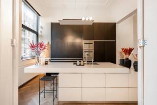 Gelegen op het bruisende Antwerpen Zuid, biedt deze instapklare woning het perfecte samenspel van comfort, stijl en locatie. De prachtige...