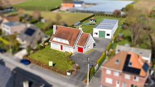 Deze unieke villa is gelegen langs de verbindingsweg Oostnieuwkerke (Staden) en Roeselare.De woning werd bijzonder degelijk gebouwd en doorheen de...